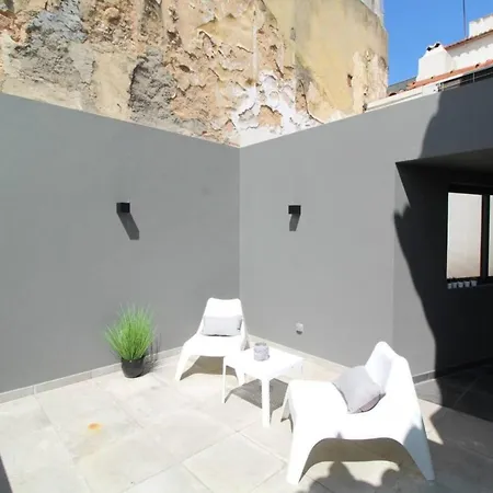 Lovely Bedroom With Patio In 펜션 리스본